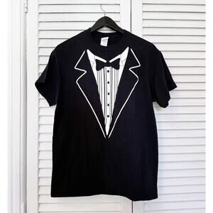 Gildan Novelty Tuxedo Tee, Unisex size M
